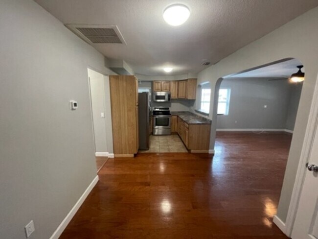Building Photo - 2 BR/2 BA Beautifully Updated Home in Semi...