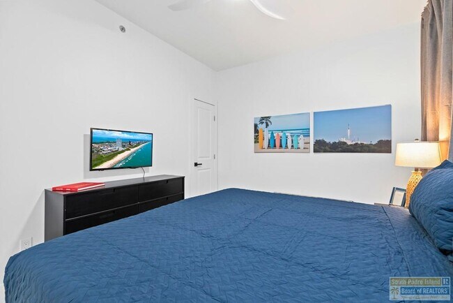 Building Photo - 111 W Sunny Isle Dr