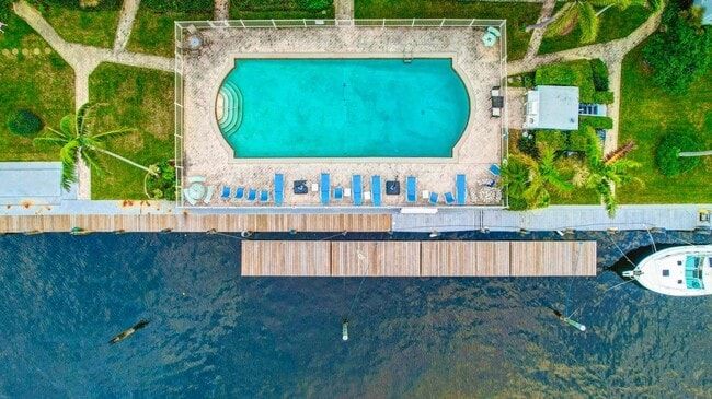 Building Photo - 2727 Yacht Club Blvd
