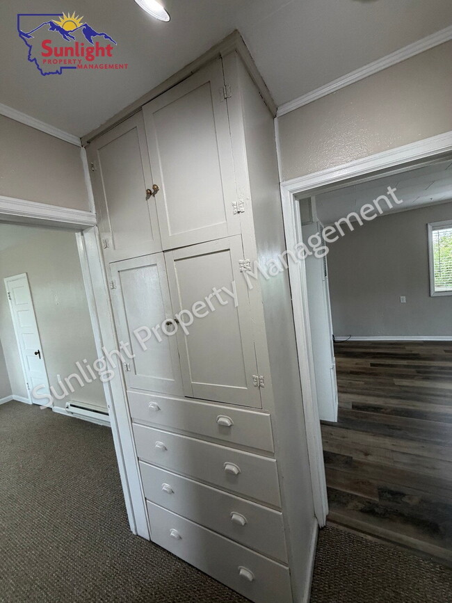Building Photo - 2 Bed, 1 Bath Home with Detached Garage, Fenced Yard, and Built-In Storage