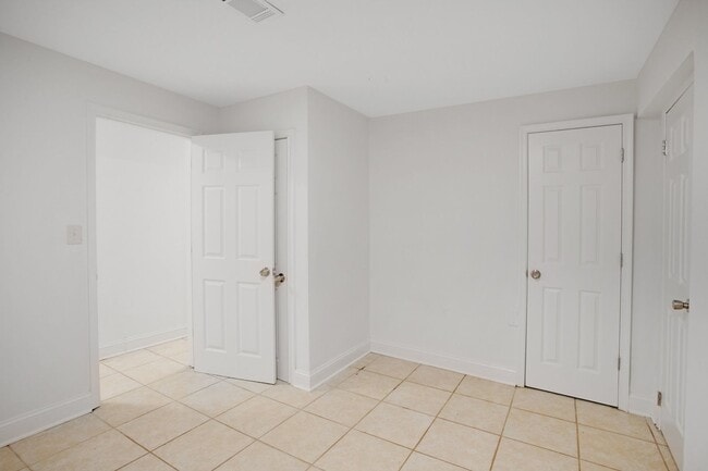 Building Photo - Renovated 4BR/3.5BA Townhome in Stafford –...