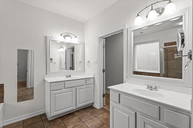Building Photo - 2304 Village View Loop