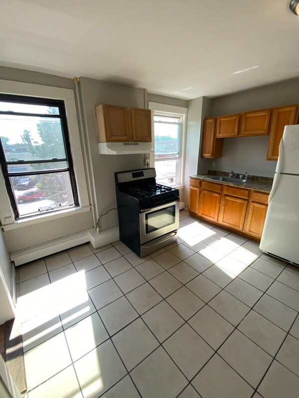 Building Photo - 742-760-760 Park St