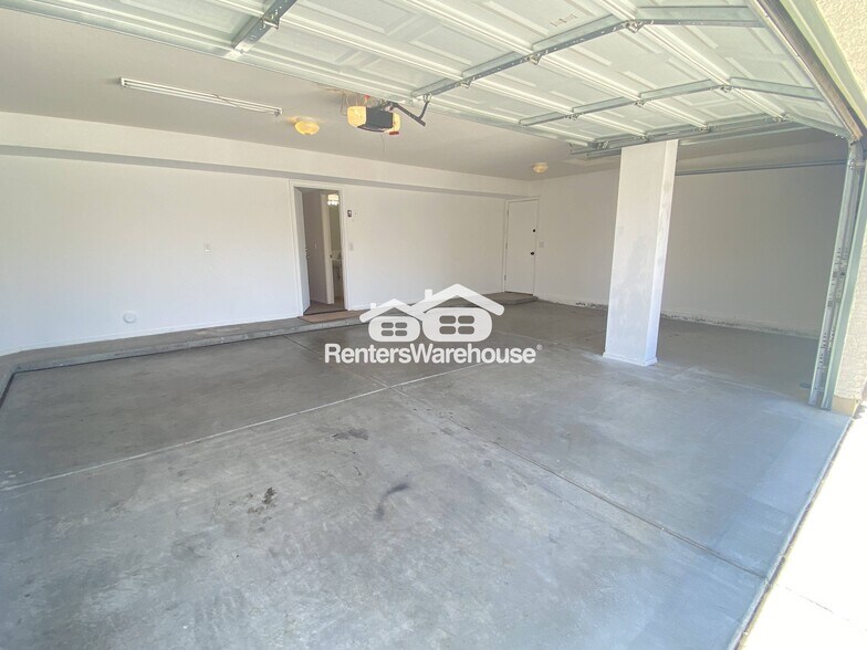 Building Photo - 2036 W Quick Draw Way