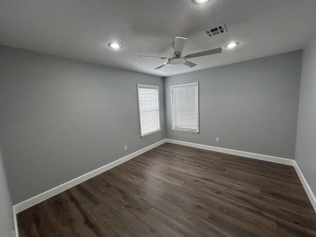 Building Photo - 2312 W Birch St