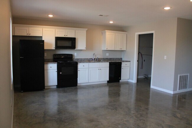 Building Photo - 3 bed, 1 bath Home