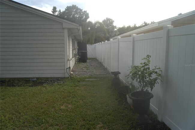 Building Photo - 2805 Northcote Dr