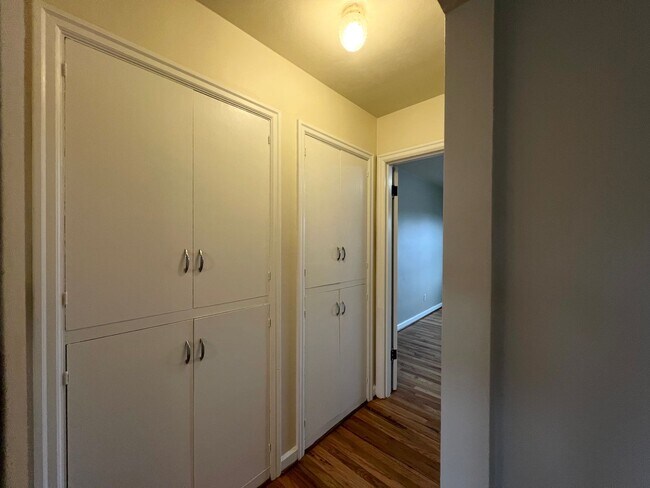 Building Photo - Pristine Top Floor 1 Bed, 1 Bath Gem!