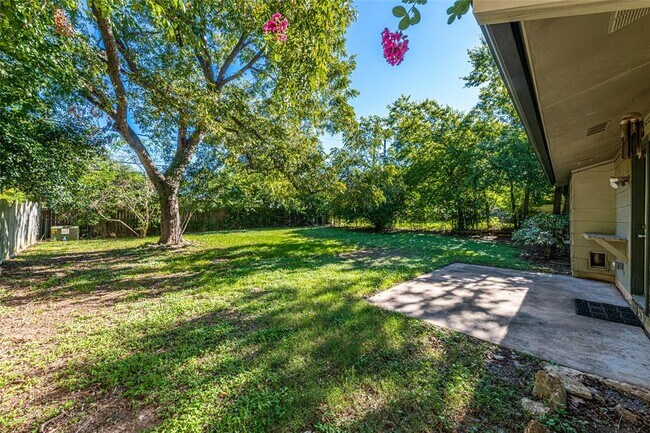 Building Photo - 7000 Whispering Oaks Dr