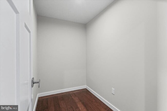 Building Photo - 6302 Greenleigh Ave