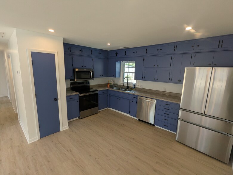 Building Photo - 5310 Lord Tennyson Dr