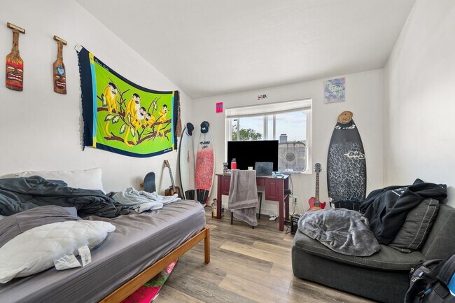 Building Photo - Two full kitchens + two washers & dryers!