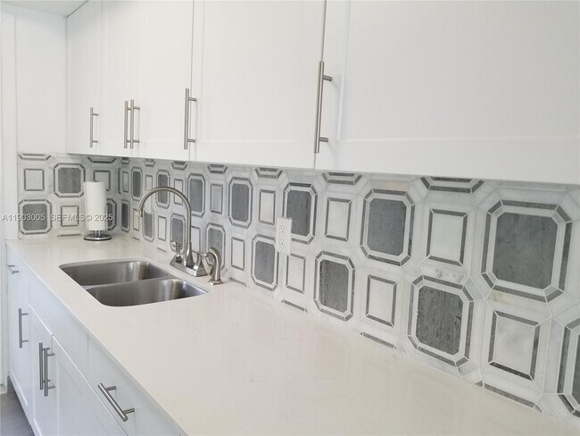 Building Photo - 1005 S 17th Ave