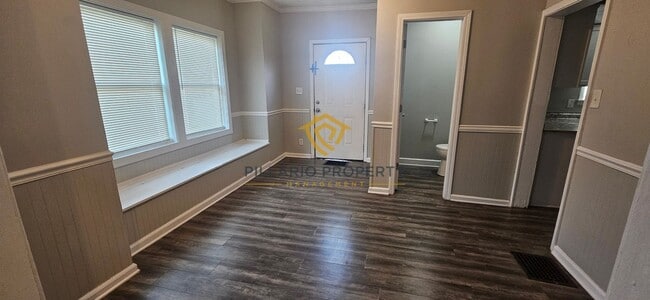 Building Photo - 619 N Sherman Dr
