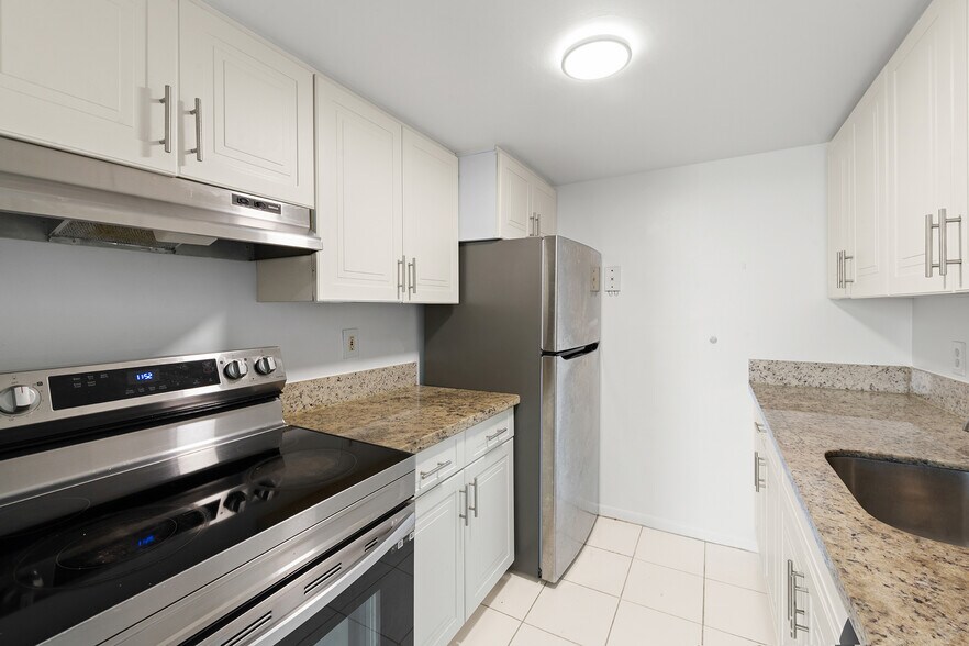 Primary Photo - 2350 NE 135th St