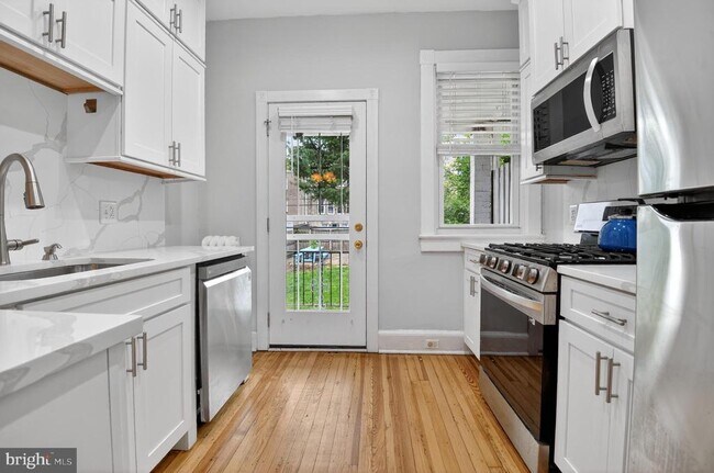 Building Photo - 747 Kentucky Ave SE