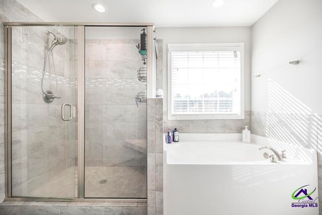 Building Photo - 421 Newport Ave