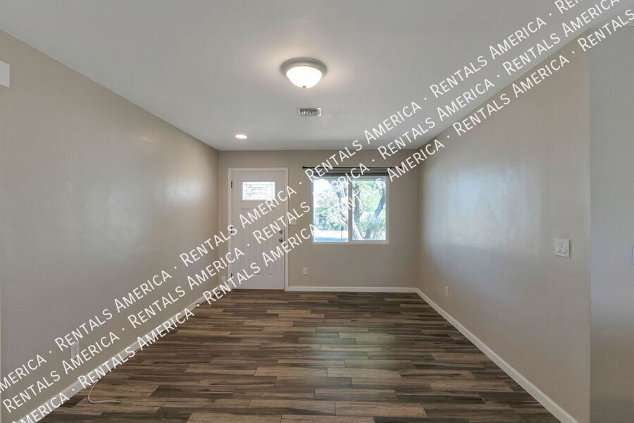 Building Photo - 2558 E Alta Vista St