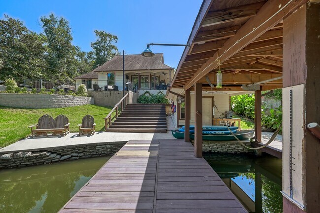 Building Photo - 13847 Pkwy Manor Dr