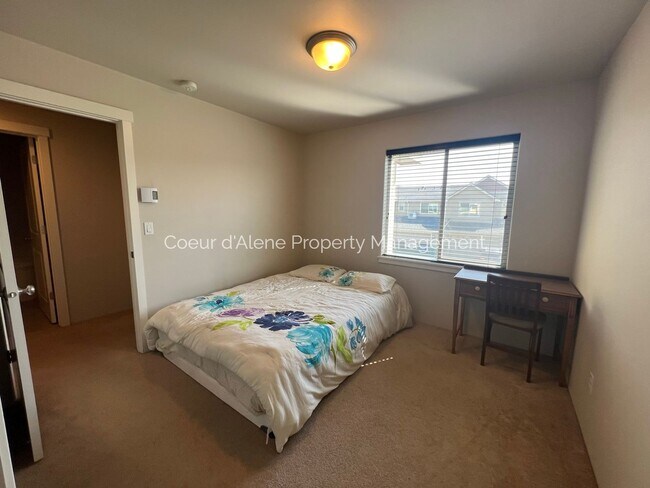 Building Photo - 3 bed, 2.5 bath townhouse in CDA Place!