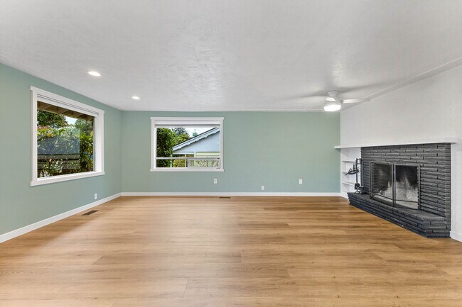 Building Photo - 2230 Jasper Way NW