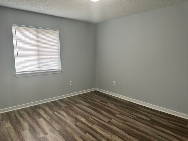 Building Photo - 2 bedroom condo in Williamsburg! Available September 2026