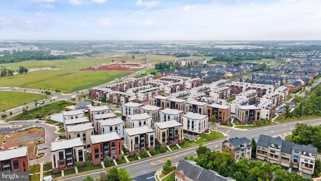 Building Photo - 43443 Croson Ln