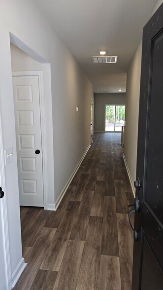 Building Photo - 1082 Harbor Dr