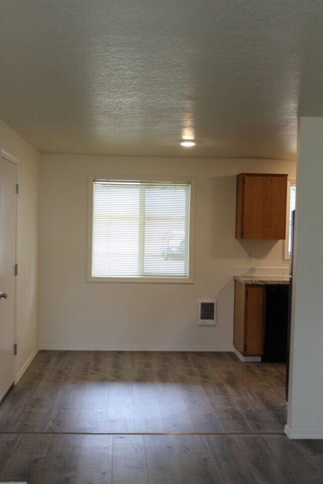 Building Photo - 3 bed single level home in SE Hillsboro