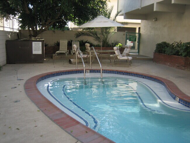 Jacuzzi - 5320 Zelzah Ave