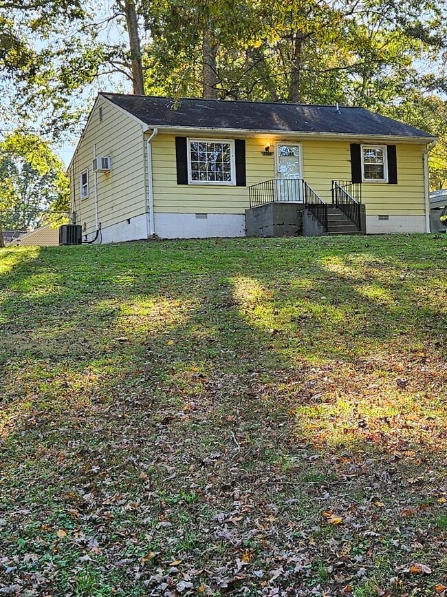 Building Photo - Charming Updated 3 Bedroom Home with Large...
