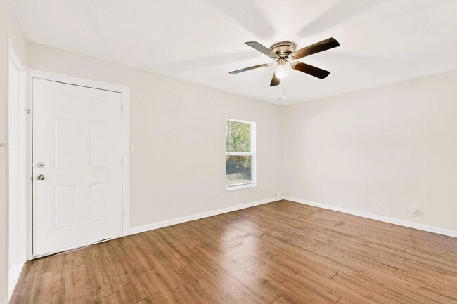 Building Photo - Beautifully Updated 3-Bed, 2-Bath Home in Quiet Greenville Neighborhood