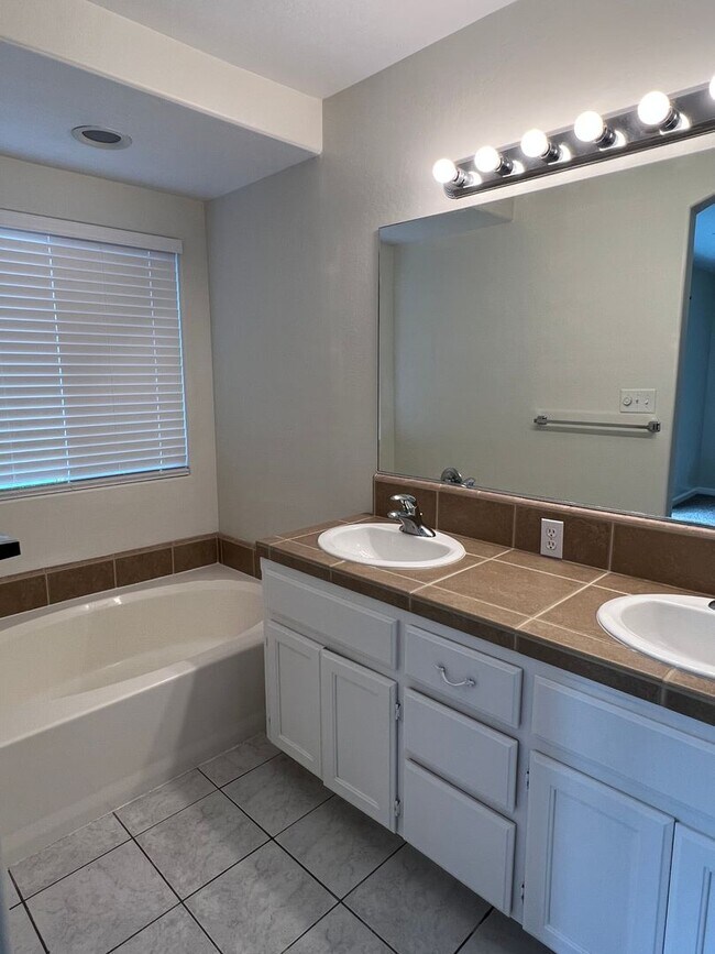 Building Photo - Spacious SW Bakersfield home!