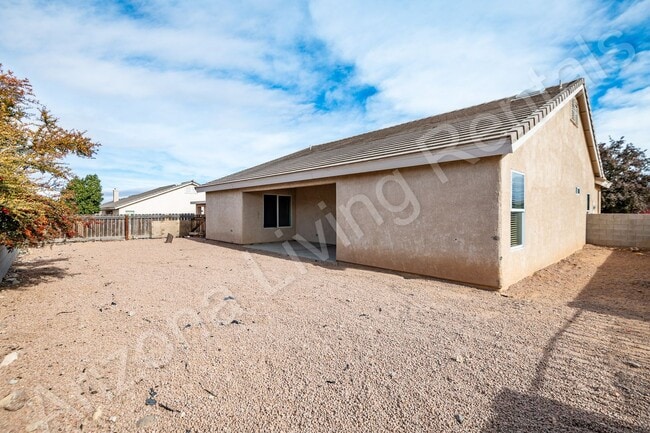 Building Photo - AMAZING 4 BEDROOM HOME