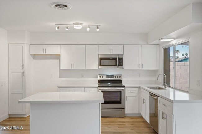 Building Photo - 3701 W Evans Dr