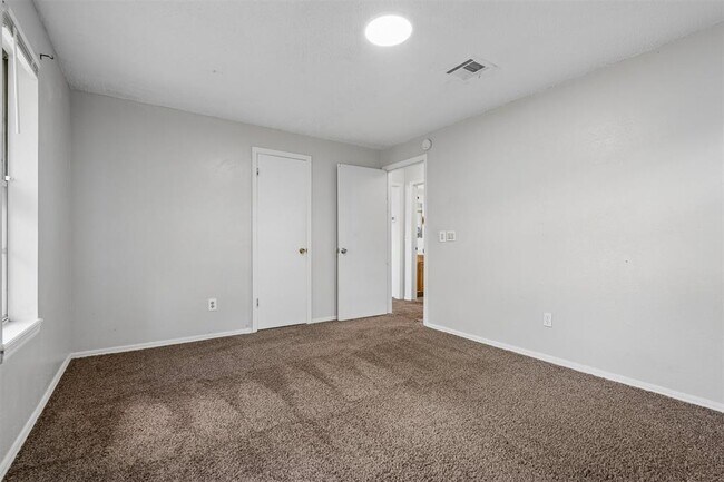 Building Photo - 3005 SE 51st St