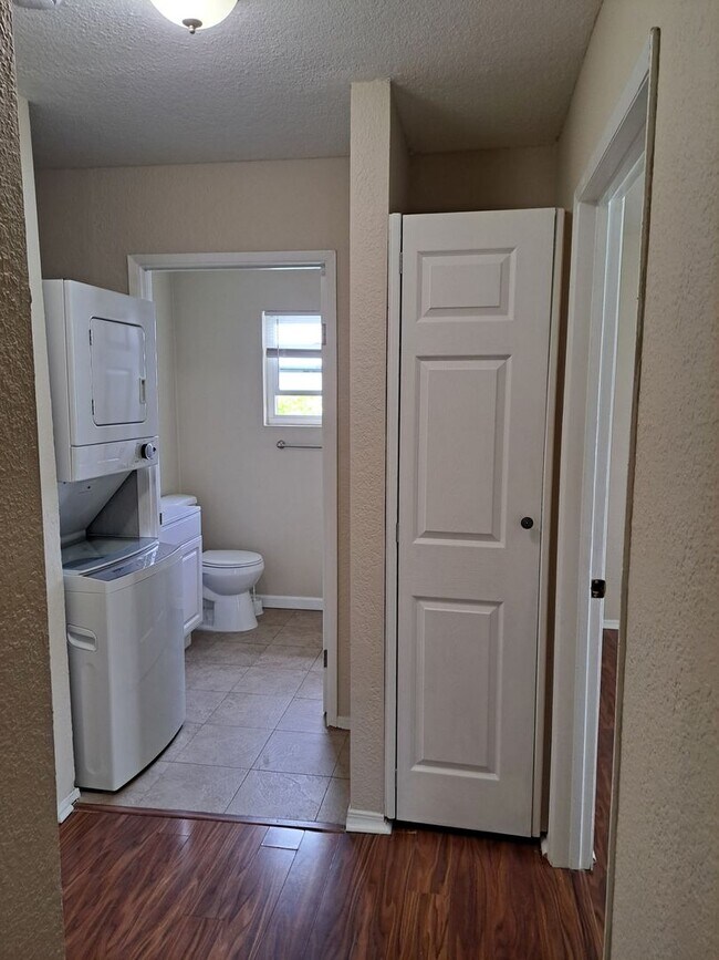 Building Photo - 1835 Carmona Ave