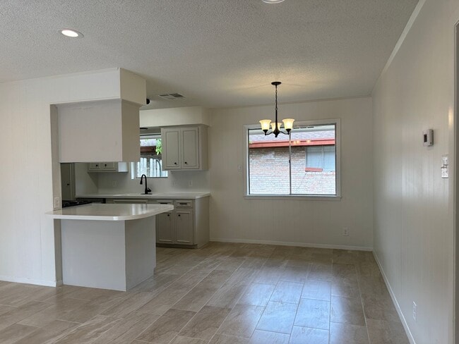 Building Photo - Renovated Portland Home