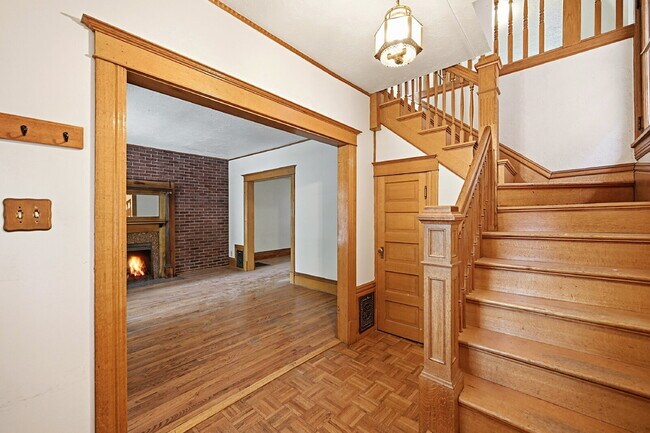 Building Photo - $2,895.95, with $200 Off Cleaning Voucher, 3 Beds - 2 Bath, Single Family Home in Denver with Was...