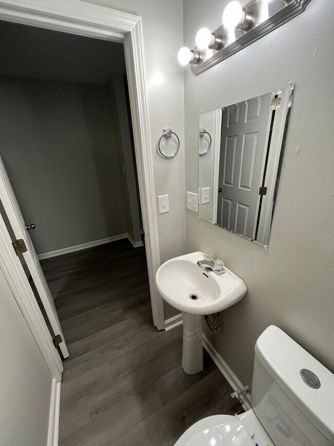 Building Photo - 902 Preston St