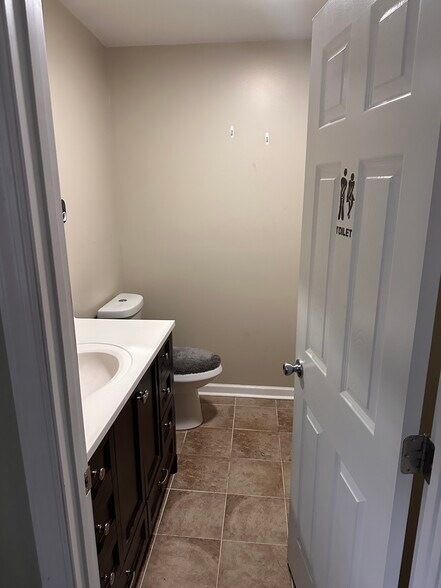 master bathroom - 411 Greenbriar Ave