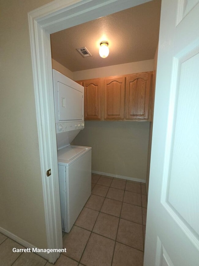 Building Photo - 2/2 Brick Townhome with Garage