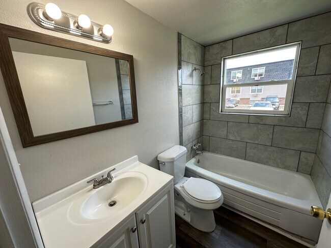 Building Photo - Updated 1-bed, 1-bath Edgewater condo on the 1st floor located near Sloan’s Lake!