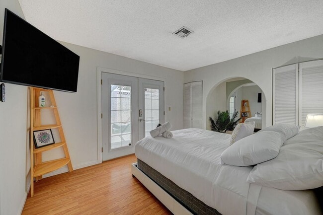 Building Photo - Beautiful single-story custom home featuri...
