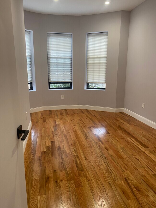 Building Photo - 139 Hemlock St