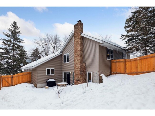 Building Photo - Spacious Stunner in Fabulous Minnetonka Lo...