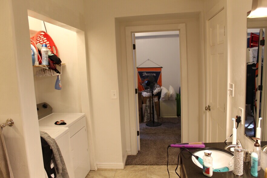 Building Photo - 1410 Canyon Dr