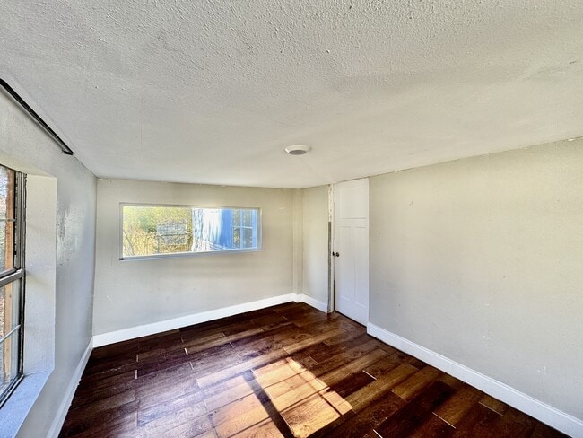 Building Photo - 610 Old Slag Rd