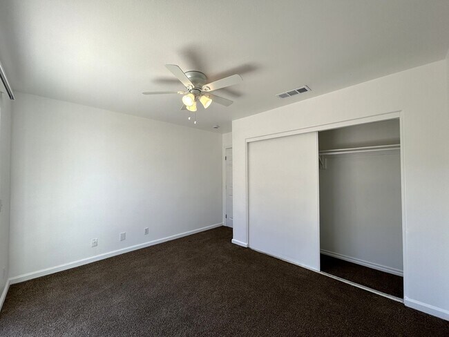 Building Photo - AVAILABLE NOW!! 3 Bedroom 2 Bath Apartment...
