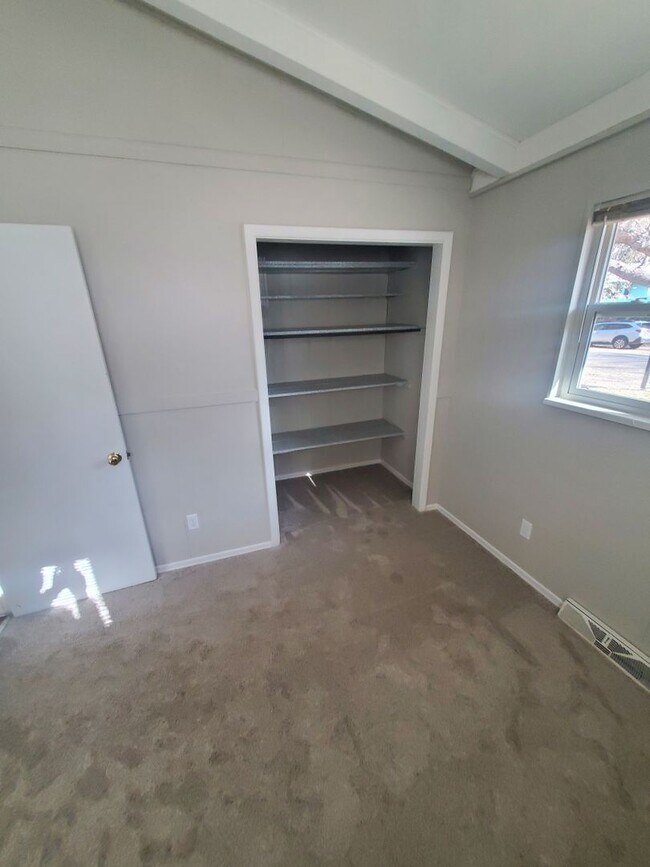 Building Photo - Spacious Ranch Style 4 BR Available in Aug...